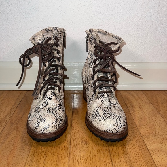 LIKE NEW RARE FreeBird Cavalier white snake skin women’s size 7 ankle boot - Picture 4 of 12